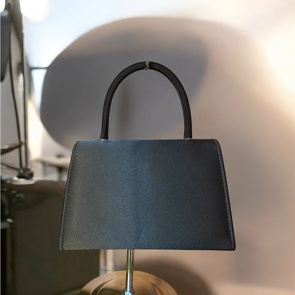 Elegant Black Floral Accent Shoulder Bag & Clip-On Earrings - Picture 3 of 5